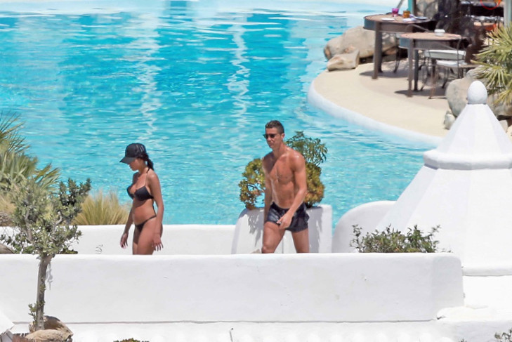 Xuất hiện trong trang phục nóng bỏng ở bể bơi, Ronaldo và bạn gái lập tức thu hút sự chú ý từ các cặp mắt tò mò.