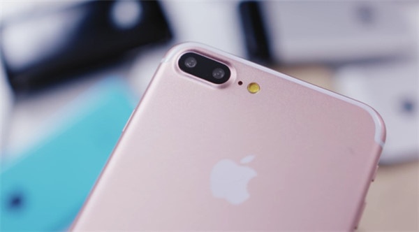Khi ra mắt iPhone 7 và iPhone 7 Plus, Apple đã đặc biệt nhấn mạnh vào khả năng chụp hình trên chiếc iPhone mới, đặc biệt là iPhone 7 Plus. Thiết bị này sở hữu hệ thống camera kép với cùng độ phân giải 12MP, trong đó một camera sử dụng ống kính tiêu cự tương đương 28mm với khẩu độ f/1.8 để chụp ảnh thường. 