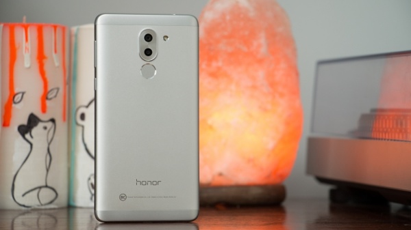 Huawei Honor 6X là một trong những smartphone có giá tốt nhất hiện nay được trang bị camera kép. Máy được trang bị một hệ thống camera kép ở phía sau với độ phân giải lần lượt của mỗi cảm biến là 12MP và 2MP. Hệ thống camera này hỗ trợ đèn LED Flash, sử dụng ống kính 6P hỗ trợ lấy nét theo pha (PDAF). Nhờ máy ảnh kép đi kèm mà người dùng Honor 6X có thể chụp ảnh với hiệu ứng bokeh không kém các mẫu smartphone cao cấp. 