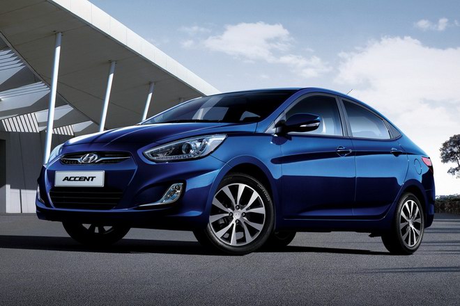 7. Hyundai Accent - 15.580 USD (355 triệu đồng). Xe hạng B của Hyundai được trang bị tiêu chuẩn khá đầy đủ, với cửa sổ chỉnh điện, khoá cửa điện, hàng ghế sau gập rời và cổng cắm điện thoại hoặc máy nghe nhạc, nên đây cũng là một trong những mẫu xe giá rẻ được ưa thích tại Mỹ. Hyundai Accent hiện được bán tại Việt Nam với giá 551-569 triệu đồng, tuỳ phiên bản.