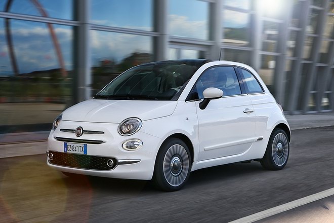 8. Fiat 500 - 15.990 USD (365 triệu đồng). Chiếc xe nhỏ có 4 chỗ ngồi, nhưng chỉ có 2 cửa, bù lại bằng thiết kế và sự linh hoạt. Trước đây, Fiat 500 đã được nhập khẩu nguyên chiếc vào Việt Nam với giá bán 750 triệu đồng cho bản tiêu chuẩn và 850 triệu đồng cho bản cao cấp nhưng không được ưa chuộng.