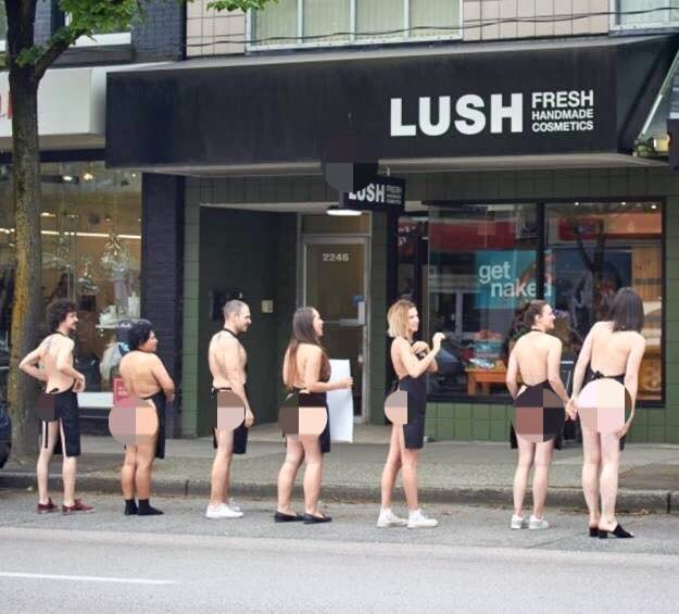 Nhân viên Lush khỏa thân đứng bên ngoài cửa hàng
