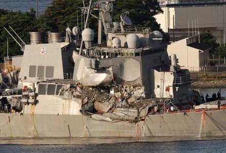 Ngay sau vụ va chạm, tàu USS Fitzgerald lập tức lên đường trở về cảng Yokosuka. Ảnh: Reuters 