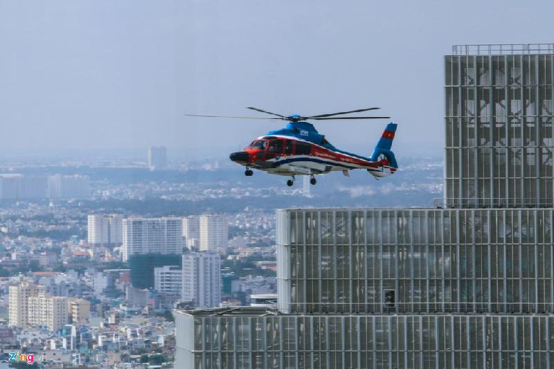 Khoảng 13h25, chiếc trực thăng mang số hiệu VN-8602 cất cánh từ sân bay Tân Sơn Nhất bay vòng qua địa phận quận Tân Phú và hướng về quận 1. Đến 14h, trực thăng xuất hiện tại quận 1 và bay lướt qua tòa nhà Vietcombank.