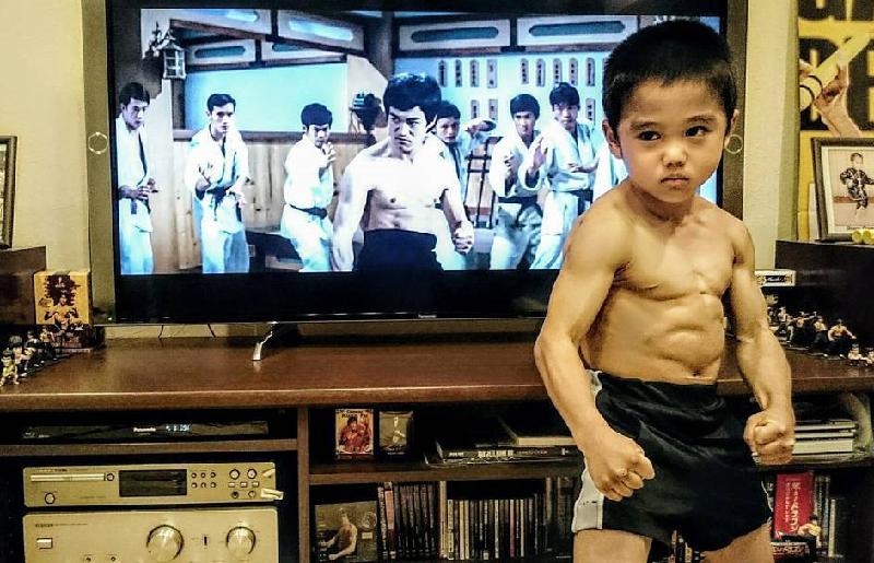 Mới 7 tuổi, song Imai Ryusei (đến từ Nhật Bản) có thể biểu diễn võ thuật, đánh côn nhị khúc điêu luyện, Dispatch đưa tin.