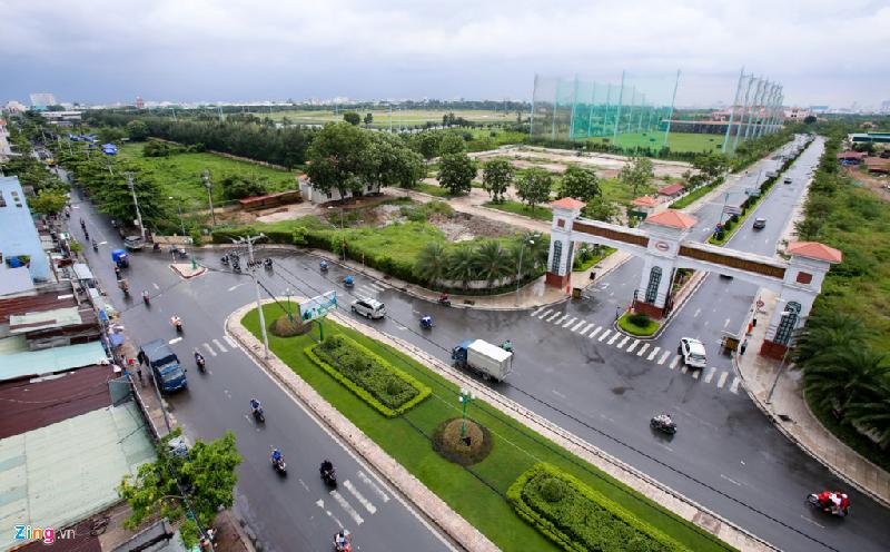 Cổng chính vào sân golf được xây dựng hoành tráng, nằm bên tuyến đường Tân Sơn được mở rộng thành 4 làn xe từ giao lộ với đường Phạm Văn Bạch tới cổng.