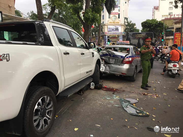 Hiện trường vụ tai nạn xảy ra trên phố Bà Triệu vào chiều 22/6 vừa qua