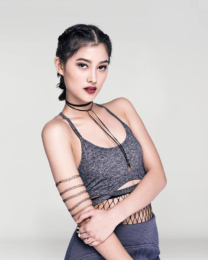 Maureen Wroblewitz (cao 1,68 m) vừa vượt qua Minh Tú và Shikin, trở thành quán quân Asia's Next Top Model mùa 5. Chiến thắng của cô làm nổ ra cuộc tranh cãi trong cộng đồng mạng bởi Maureen là thí sinh nhỏ bé và thấp nhất nhà chung. Sự thể hiện của thí sinh Philippines trong đêm chung kết bị nhận xét không nổi trội hơn hai cô gái còn lại, nhất là bức ảnh mặc trang phục truyền thống. 