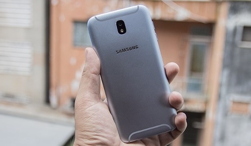 Mặt lưng của Samsung Galxy J7 Pro có nhiều khác biệt so với người anh em