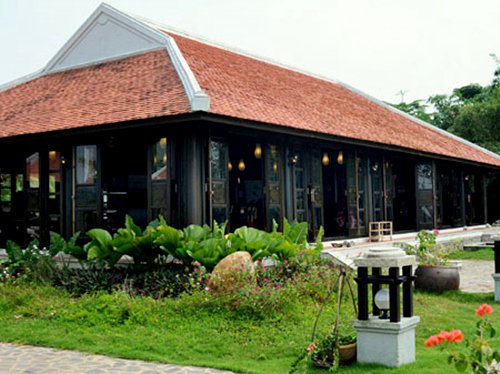 Khu nhà của vợ chồng Thu Hương toạ lạc tại quận 9 TP HCM, được xây dựng trên nền một đầm lầy cũ với mặt bằng rộng rãi.  