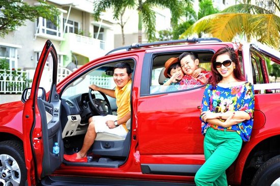 Thu Hương kết hôn với doanh nhân Nguyễn Hoài Nam. Dù bận việc đến đâu, anh vẫn dành thời gian chở vợ con đi chơi trên chiếc siêu xe đắt tiền của mình.