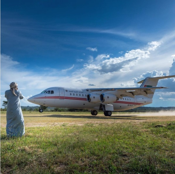 Thái tử đến Tanzania, quốc gia nổi tiếng với những đồng cỏ và hệ sinh thái ấn tượng, bằng máy bay riêng. Ảnh: Faz3/Instagram.