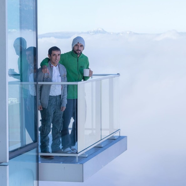 Thái tử có nhiều hoạt động thú vị như ngắm mây từ một tòa cao ốc ở Canada... Ảnh: Faz3/Instagram.