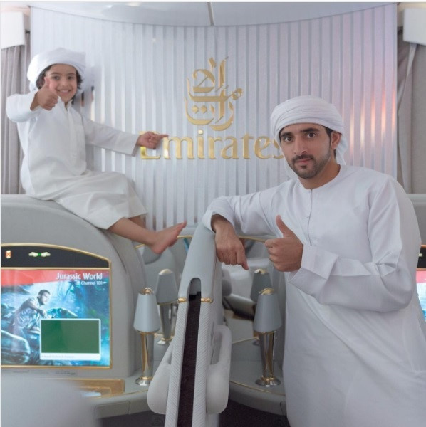 Các chuyến đi của Fazza đều trong điều kiện tốt nhất. Anh và cháu trai đi khoang hạng nhất của Emirates, hãng hàng không có trụ sở tại Dubai. Ảnh: Faz3/Instagram.