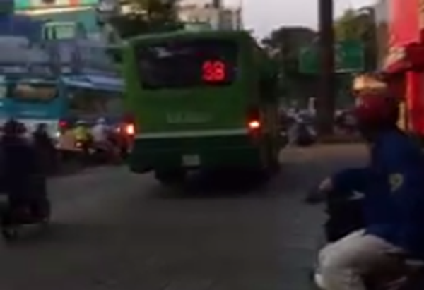 Toàn bộ chiếc xe leo lên vỉa hè để thoát qua ngã tư CMT8 - Nguyễn Thị Minh Khai đang bị dồn ứ.