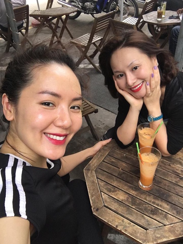 Phương Linh và Thu Phượng tươi rói khi hẹn hò đi cafe ngày nắng.