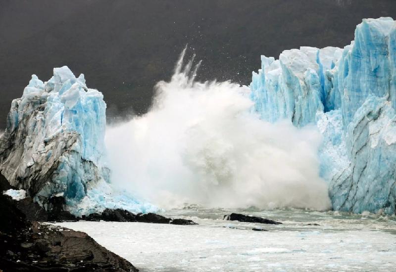 Công viên quốc gia Los Glaciares, Argentina: Một tảng băng lớn rơi xuống từ vách sông băng Perito Moreno.