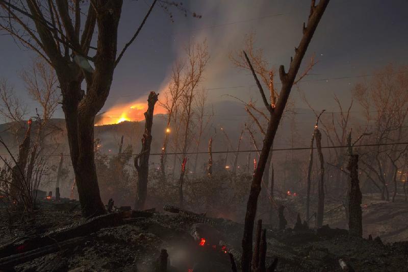 Wrightwood, California, Mỹ: Một lượng lớn nhà cửa đã bị thiêu rụi. Hơn 80.000 người đã phải di tản do cháy rừng lan rộng mất kiểm soát.