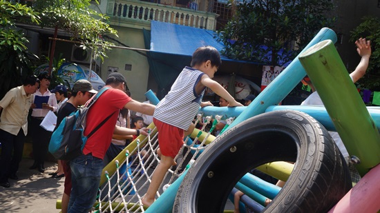 Hà Nội: Sân chơi &quot;thần tiên&quot; cho trẻ em trong khu dân cư cũ kỹ