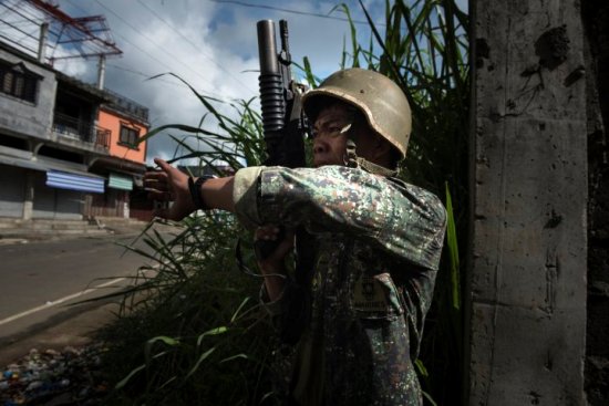 Quân đội Philippines vẫn vấp phải sự kháng cự ngoan cố của nhóm khủng bố Maute