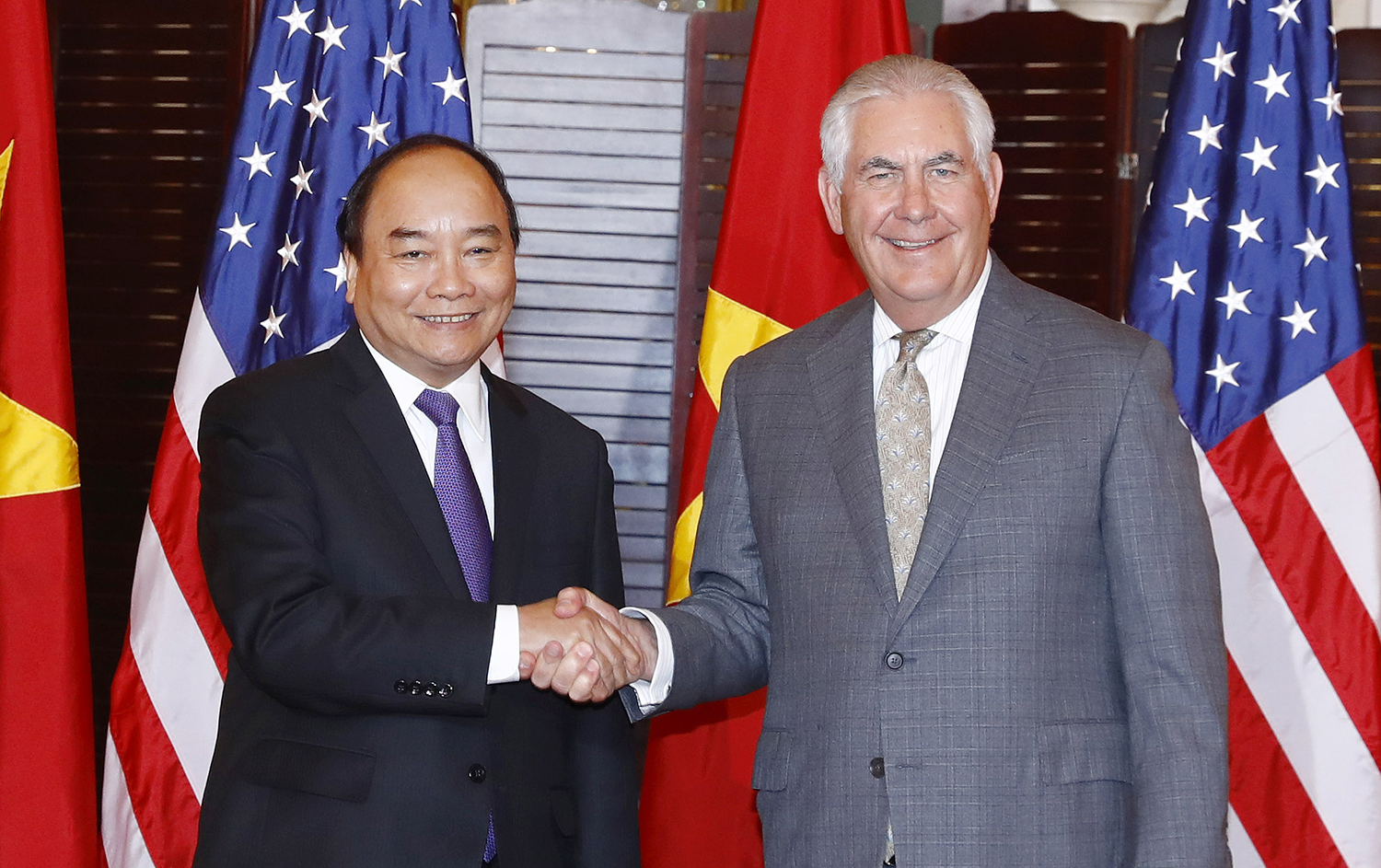 Thủ tướng Nguyễn Xuân Phúc và Bộ trưởng Bộ Ngoại giao Hoa Kỳ Rex Tillerson. Ảnh: VGP/Quang Hiếu