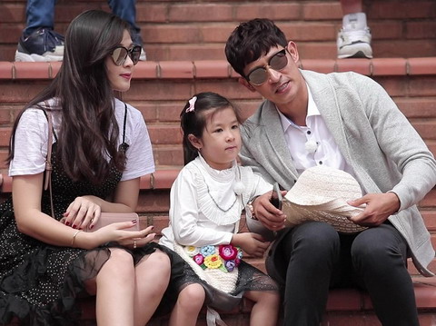 Huy Khánh dẫn vợ con sang Hàn Quốc thăm phim trường Huyền thoại biển xanh