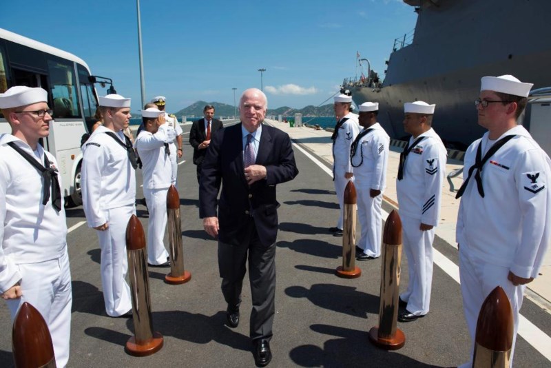 Thượng nghị sĩ John McCain III được đón chào lên thăm tàu khu trục mang tên lửa dẫn đường lớp Arleigh Burke USS John S. McCain (DDG 56)