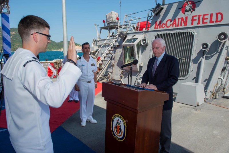  Thượng nghị sĩ John McCain III thực hiện thủ tục tái nhập ngũ cho thủy thủ 