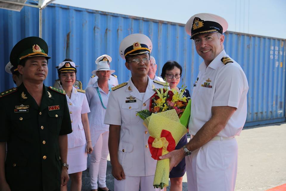 Thuyền trưởng chỉ huy của tàu HMAS Ballarat - Trung tá David Landon, được chào đón đến Việt Nam bởi Phó tham mưu trưởng Hải quân vùng 3 , Đại tá Võ Văn Tuyến.