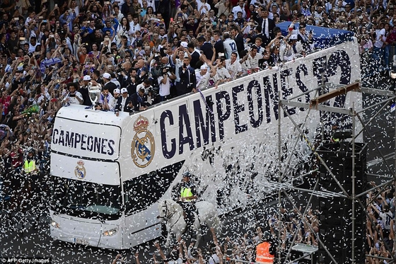 &quot;Biển&quot; người chào đón nhà vô địch Real Madrid!