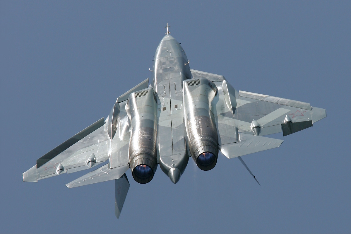 Theo các chuyên gia quân sự, Sukhoi T-50 được Nga phát triển để cạnh tranh với chiếc F-22 Raptor của Mỹ (có giá bán 140 triệu USD một chiếc) và chiếc F-35 Lightning II của liên doanh Mỹ - Anh, hay chiếc Typhoon của châu Âu. 