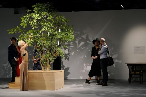 Tác phẩm “Cây ước nguyện” – Wishing tree của Yoko Ono được đặt ngay lối vào triển lãm. Khách tham quan có thể tương tác trực tiếp bằng cách viết những lời ước nguyện rồi treo lên cây.
