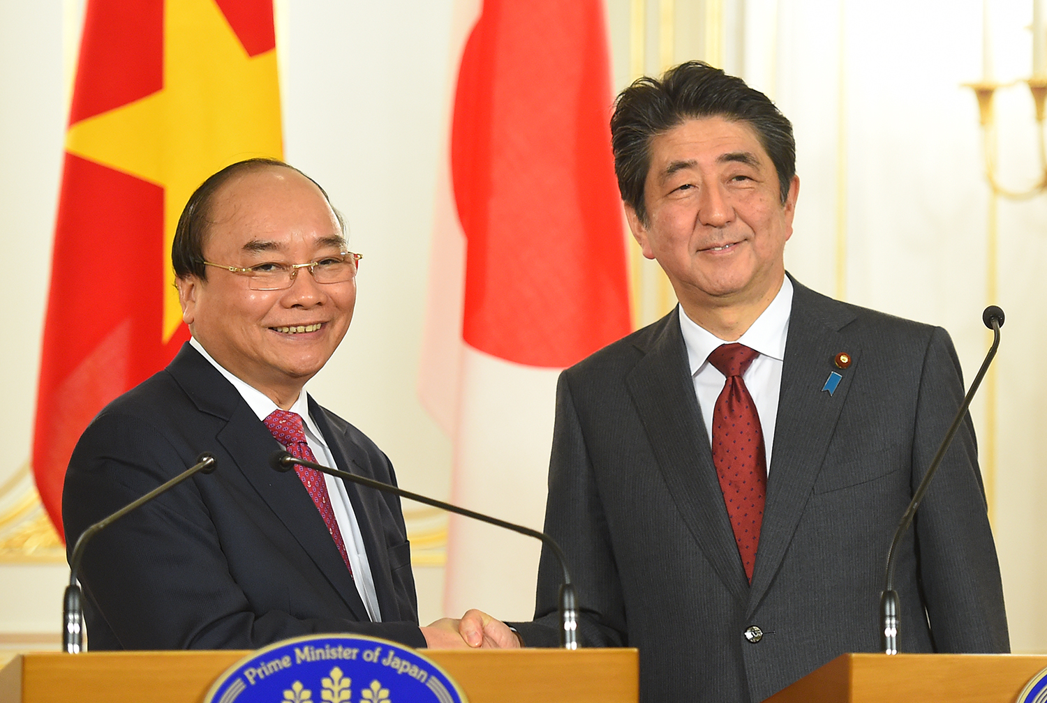 Thủ tướng Chính phủ Nguyễn Xuân Phúc trong cuộc gặp với Thủ tướng Nhật Bản Shinzo Abe (Ảnh: VGP)