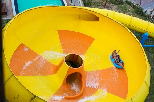 Trò “Cuồng phong lốc xoáy” với những làn trượt xoáy trôn ốc trong chiếc phễu khổng lỗ nghiêng 45 độ … có thể nói là thử thách đã nhất trong số những trò chơi mạo hiểm ở Typhoon Water Park.