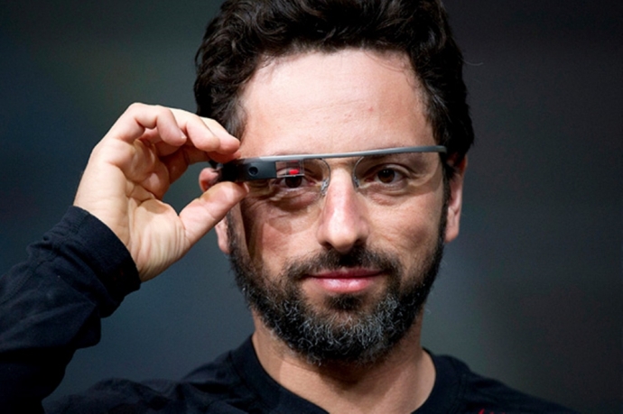13. Sergey Brin - 39,8 tỷ USD  Sergey Brin là một nhà khoa học máy tính, cùng với Larry Page, Brin đã xây dựng và phát triển Google, sau đó trở thành chủ tịch của công ty mẹ Alphabet của Google.   Trước khi xây dựng Google, Brin đã đến Đại học Stanford để lấy bằng tiến sĩ về khoa học máy tính và ở đó ông đã gặp đối tác kinh doanh trong tương lai là Larry Page.  Brin là người điều hành Google X - bộ phận phát triển Google Glass, một sản phẩm thất bại nhất Google. Năm 2017, tổng tài sản ước tính của Sergey Brin lên tới 39,8 tỷ đô la.