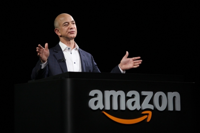 3. Jeff Bezos - 72,8 tỷ USD  Jeff Bezos là người sáng lập ra Amazon.com - công ty thương mại điện tử hàng đầu thế giới, nhưng ít ai biết từ buổi ban đầu Jeff Bezos xây dựng Amazon.com chỉ để bán sách trực tuyến.  Ngày nay, Amazon bán bất cứ thứ gì có thể bán được. Vào năm 2015, công ty Amazon đã đạt được doanh thu khoảng 100 tỷ đô la/năm.  Đến năm 2017, Bezos đã tổng tài sản ước tính khoảng là 72,8 tỷ đô la. Bên cạnh Amazon, Bezos có một công ty hàng không tên là Blue Origin. Mục tiêu của Blue Origin là trở thành hãng du lịch vũ trụ giúp mọi người có thể bay vào vũ trụ đơn giản như đi du lịch từ quốc gia này đến quốc gia khác. 