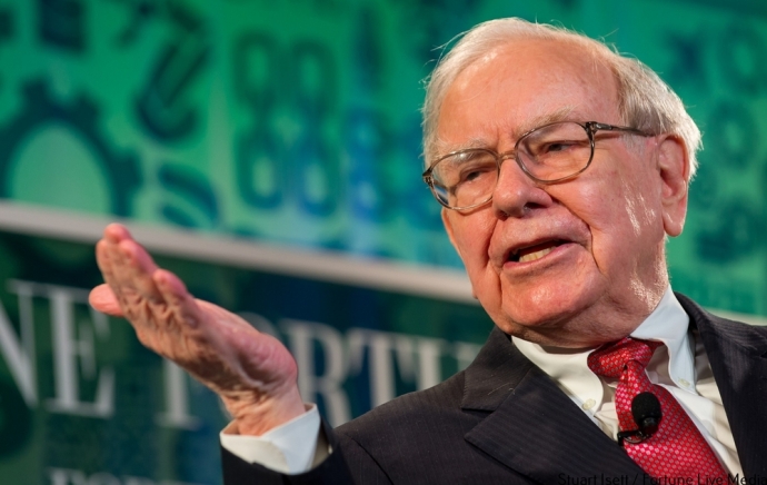 2. Warren Buffett - 75,6 tỷ USD  Warren Edward Buffett sinh ngày 30/8/1930 tại Omaha, Nebraska, Hoa Kỳ - là một nhà đầu tư, doanh nhân nổi tiếng nhất tại Mỹ.  Được coi là nhà đầu tư thành công nhất thế giới, cổ đông lớn nhất kiêm giám đốc hãng Berkshire Hathaway, đã từ nhiều năm nay Warren Buffett được tạp chí Forbes xếp ở vị trí người giàu thứ hai thế giới chỉ sau Bill Gates.  Ông được gọi là 