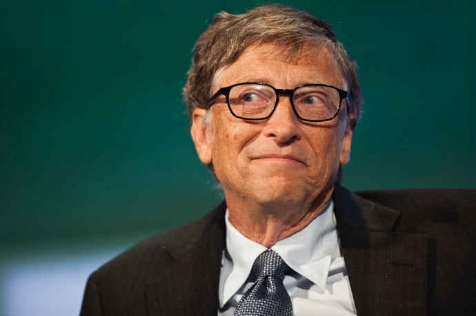  1. Bill Gates - 86 tỷ USD  Bill Gates là một trong những cá nhân nổi tiếng nhất trên thế giới và đã luôn chiếm vị trí số 1 tại bảng xếp hạng top 10 tỷ phú giàu nhất thế giới trên Forbes nhiều năm qua.  Bill Gates nổi tiếng với việc sáng lập Microsoft - công ty phần mềm máy tính lớn nhất thế giới. Điều ấn tướng khi nói về Bill Gates đó là trong khi các tỷ phú khác đã sử dụng hàng 