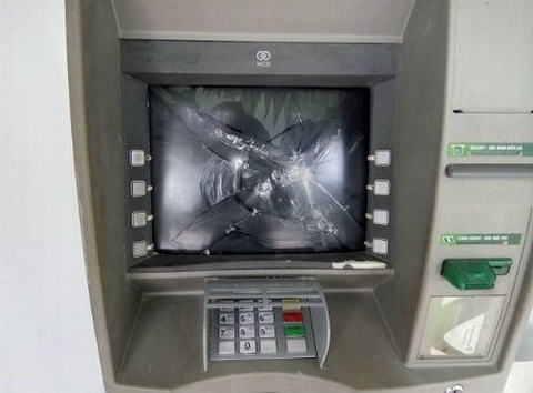 Cây ATM bị đập phá hư hỏng