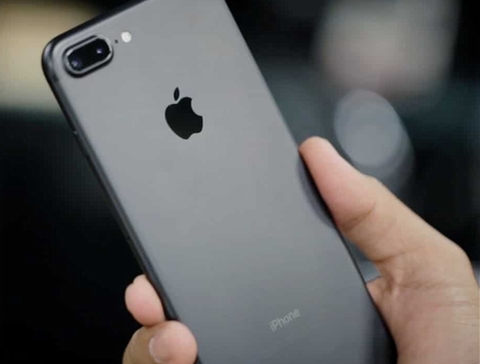 iPhone 7 Plus là lựa chọn cuối cùng trong danh sách điện thoại thông minh trang bị cảm biến ảnh kép, trong đó có một cảm biến góc rộng và một cảm biến tele. Ý tưởng là cung cấp zoom 2x tự nhiên. Apple có thêm lợi thế khác biệt về mặt hình ảnh bằng cách tối ưu chip kết hợp với phần mềm của hãng. 