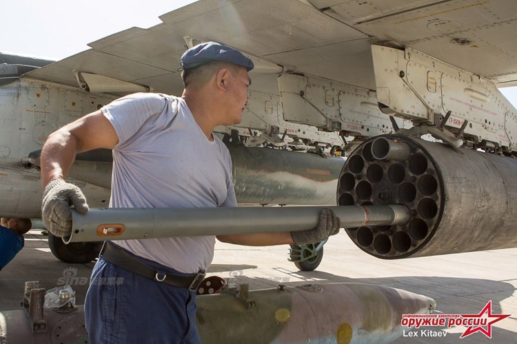 Cán bộ kỹ thuật đang nạp đạn vào bệ phóng rocket trên máy bay Su-25SM. Nguồn ảnh: Arms-Expo 