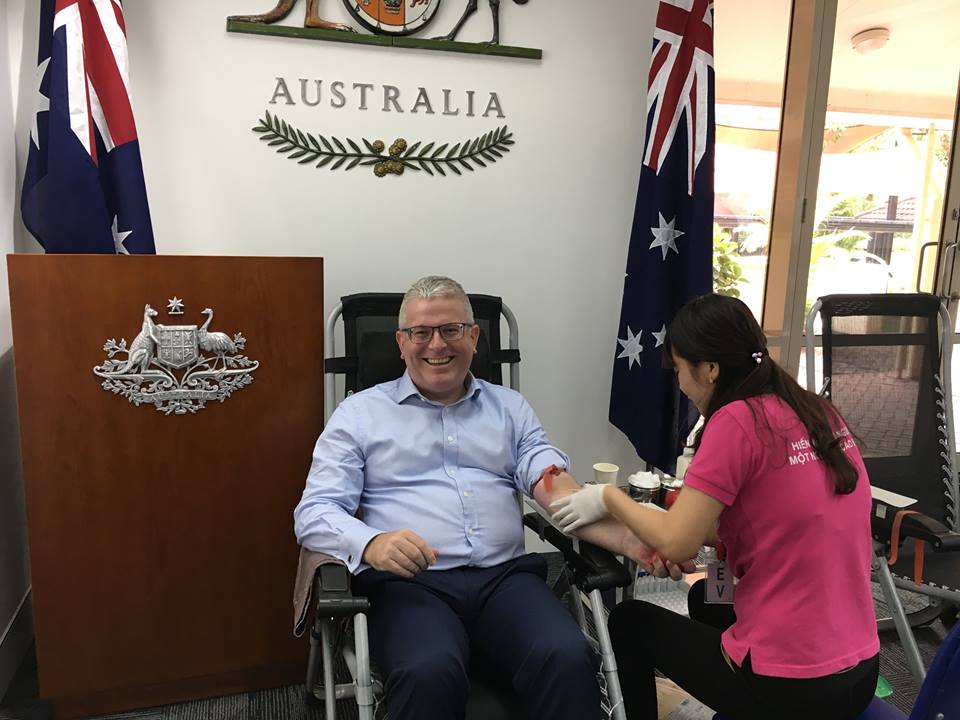 Đại sứ đặc mệnh toàn quyền Australia tại Việt Nam - Craig Chittick vui vẻ hiến máu tình nguyện 