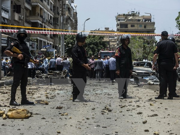 Hiện trường vụ đánh bom ám sát Tổng công tố nhà nước Hisham Barakat ở Cairo. (Nguồn: AFP/TTXVN)