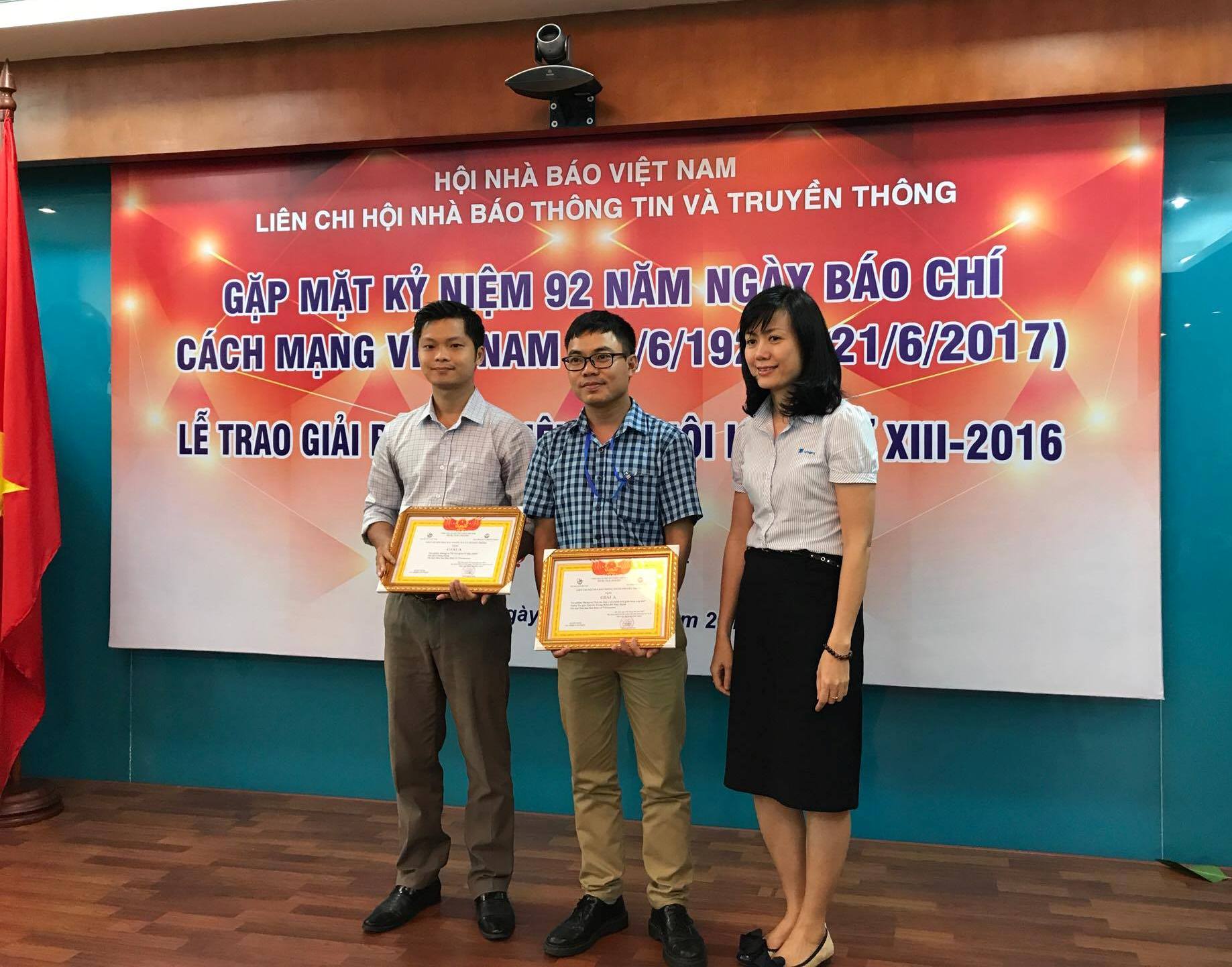 Đại diện Tập đoàn VNPT trao giải A cho các tác giả. Ảnh:Phong Doanh