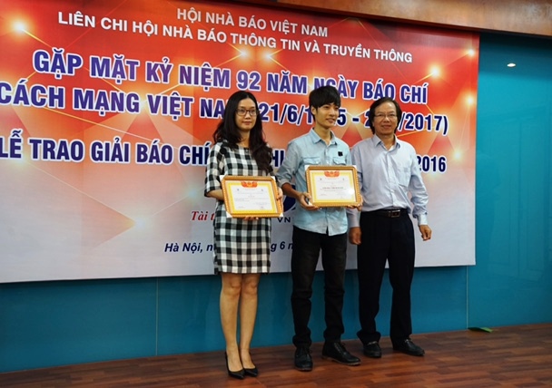 Chủ tịch Liên chi hội Nhà báo Thông tin và Truyền thông trao giải B cho các tác giả. Ảnh:Phong Doanh