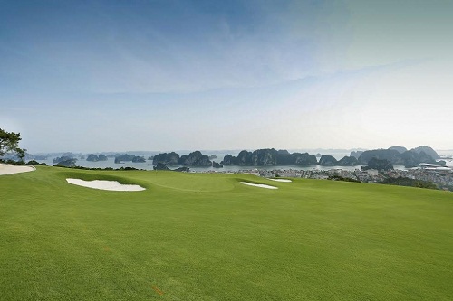 Một góc sân golf đã hoàn tất với fairway lượn sóng và thảm cỏ xanh mịn