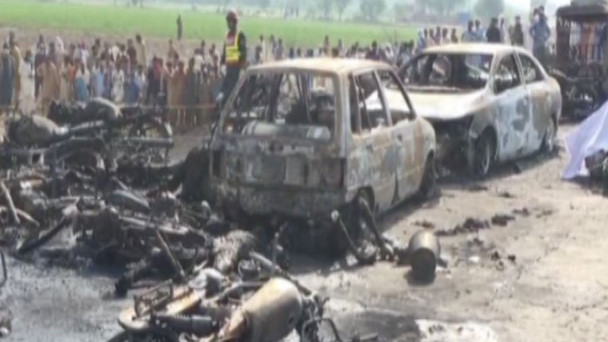 Pakistan: 123 người bị thiêu chết vì xe chở dầu bốc cháy