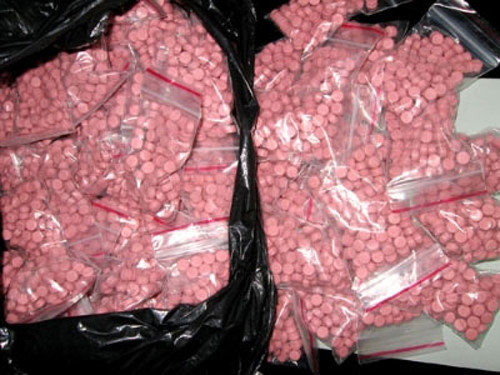 Giấu hàng trăm gói ma túy tổng hợp dạng đá trên 'xế hộp'