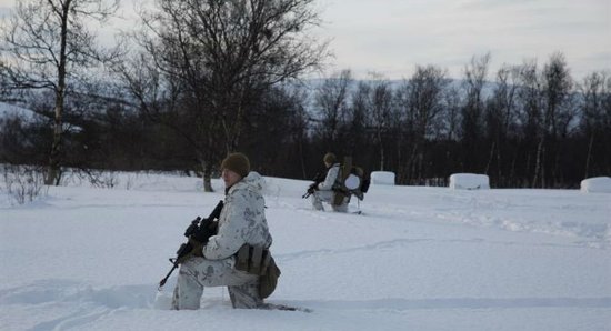 Bị thủy quân lục chiến tinh nhuệ của Mỹ áp sát sườn, Nga nổi giận