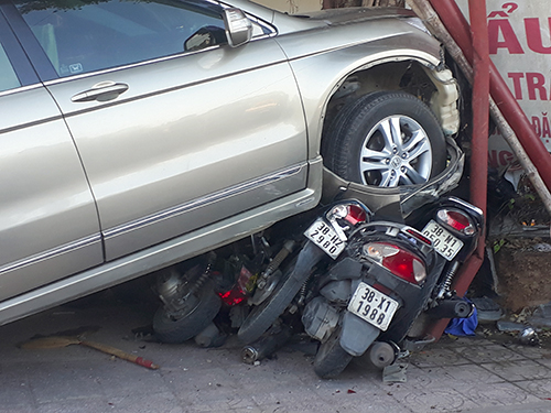 Nhiều xe máy bị ôtô CRV tông làm hư hỏng nặng.